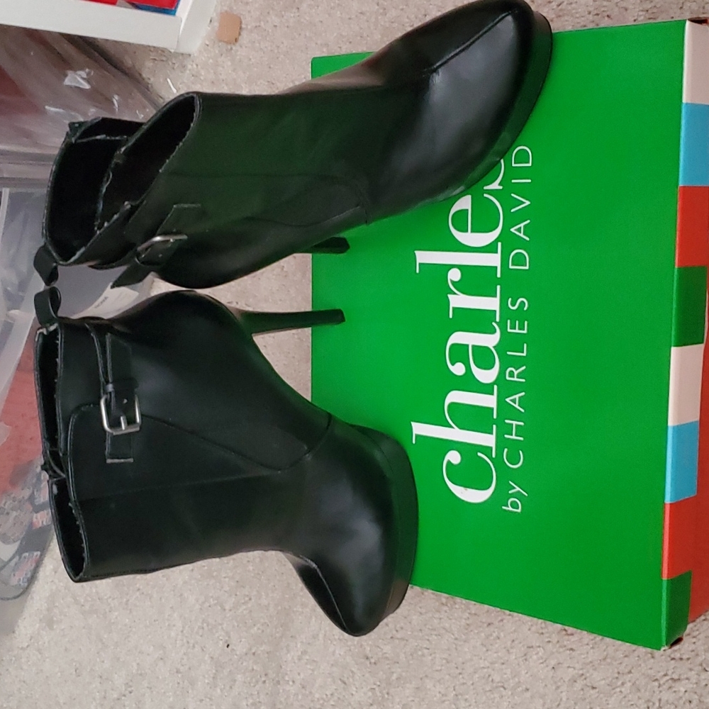 CHARLES DAVID 4" Heel Booties US sz 10.. Only worn once.. CLASSIC!!!